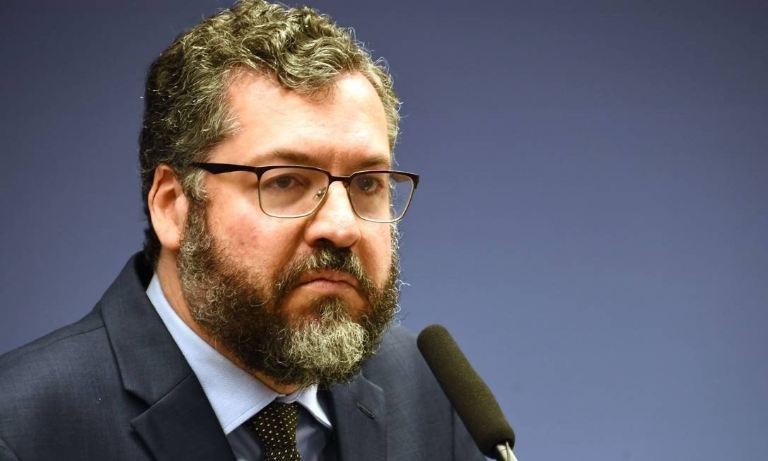 Apesar de sinal verde para vacinas da Índia, Bolsonaro faz cobranças a Ernesto e já avalia saída honrosa